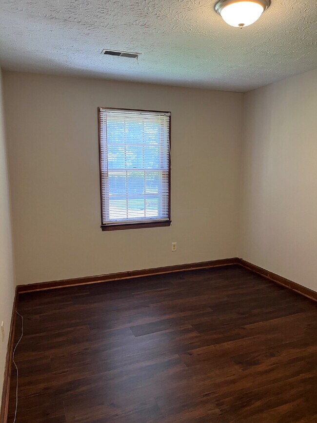 Building Photo - "Charming 3-Bedroom Retreat in Nashville – Spacious 1,149 Sq Ft with 1.5 Baths!"
