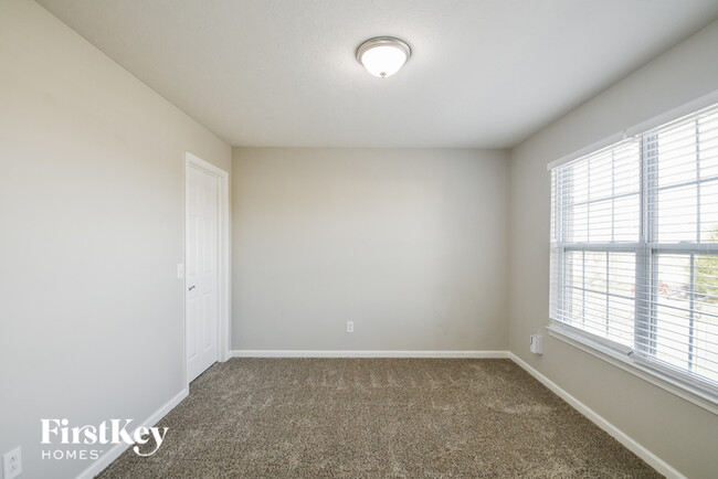 Building Photo - 8728 N Springview Dr