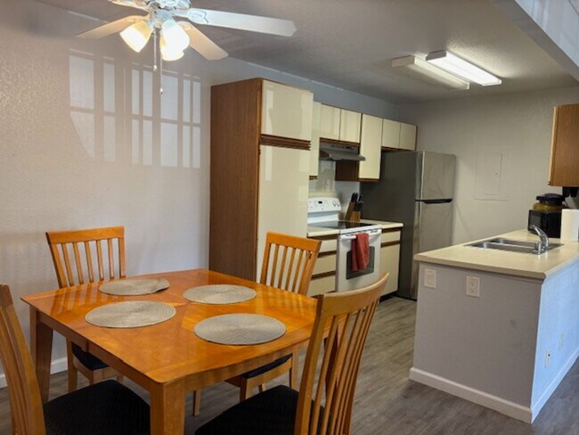 Primary Photo - Fully Furnished Two Bedroom / Two Bath Wai...