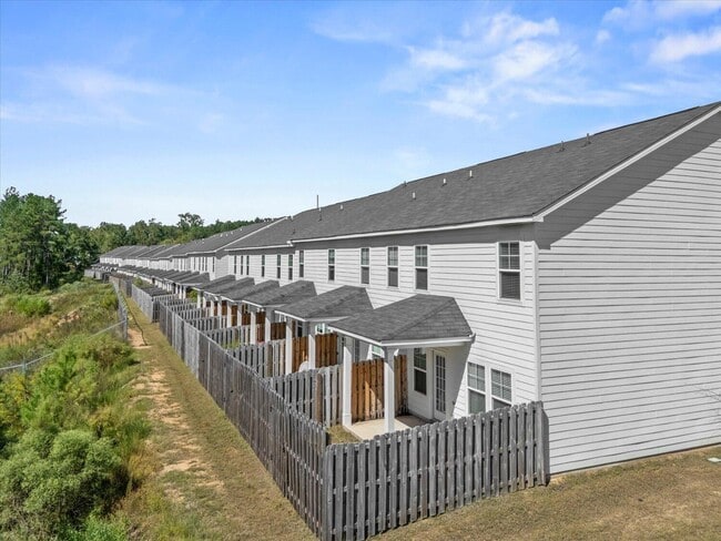 Building Photo - 1071 Linsmore Ave