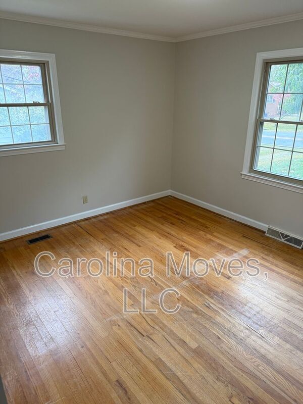 Building Photo - 708 W Lee Rd