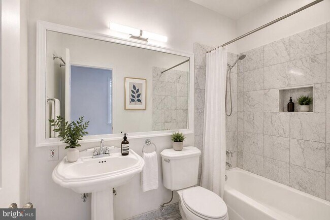 Building Photo - 2209 Washington Cir NW