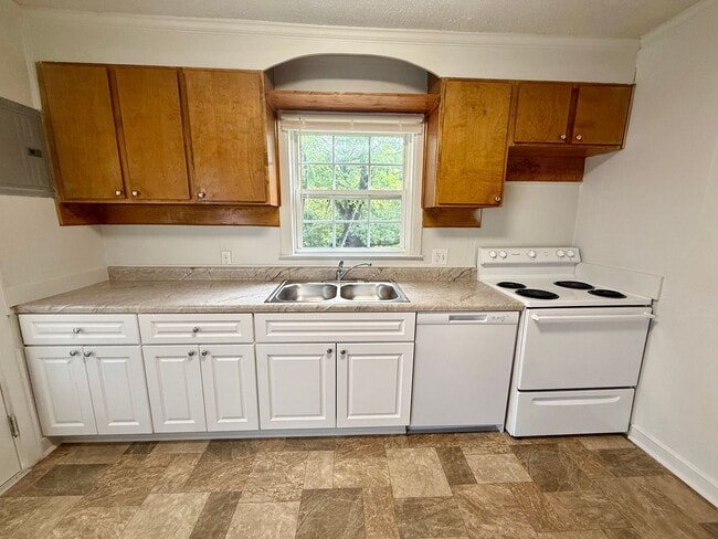 Building Photo - Two bedroom, 1 bath house in Burlington