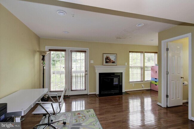Building Photo - 7055 Oak Grove Way