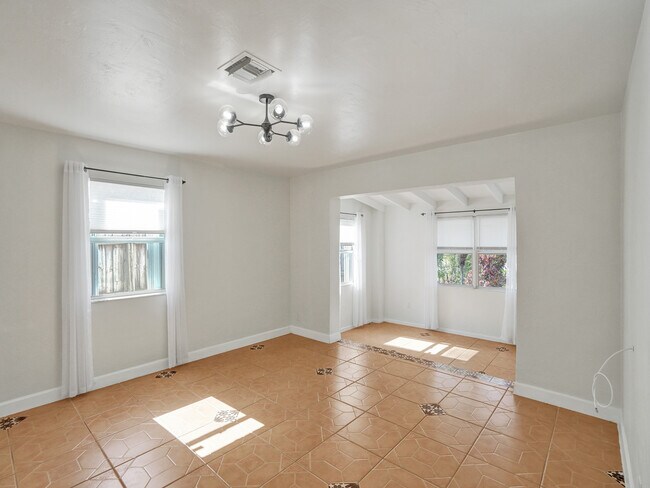 Building Photo - 920 NE 34th Ct