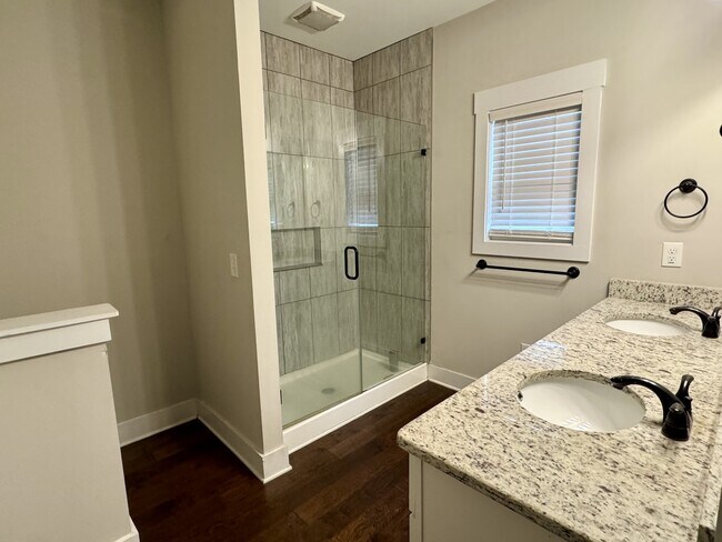 Building Photo - 200 Banks St