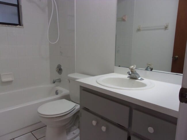 Building Photo - 2261 Maximilian Ave