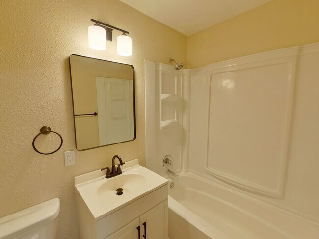 Building Photo - 1BR Duplex - All Appliances Included - $695.00