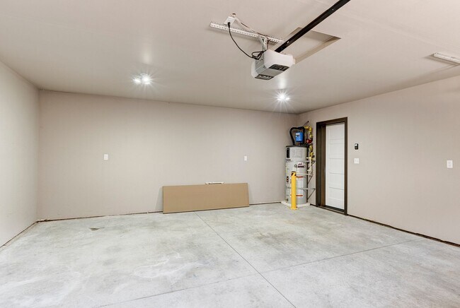 Building Photo - ***$500 off First months rent*** Stylish 3...