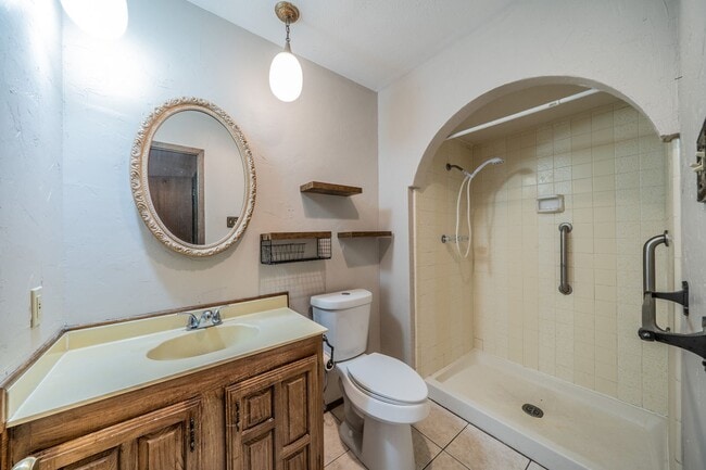 Building Photo - Move-In Ready 3-bed 2-bath!