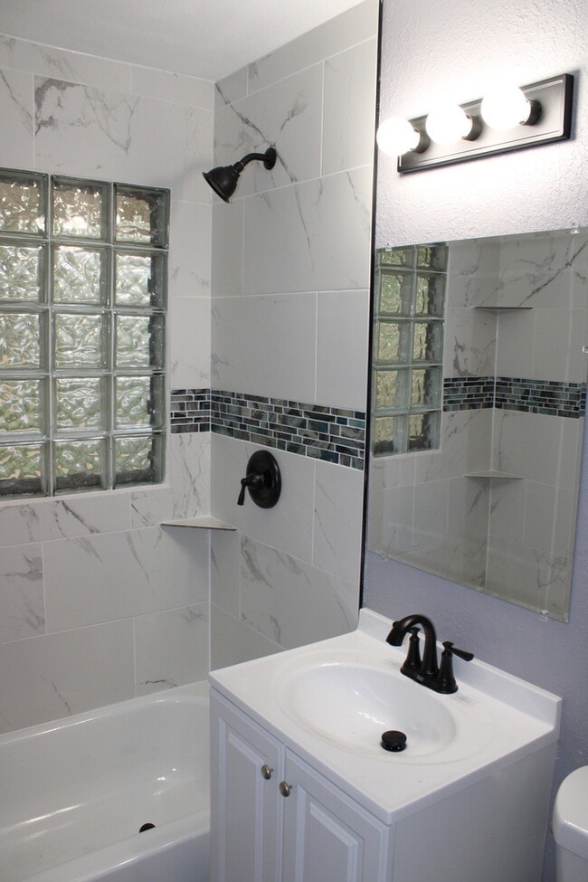 Building Photo - Spacious 4-bedroom, 1.5-bath home located ...