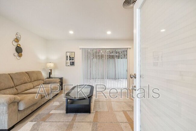 Building Photo - 1425 Vía Soledad