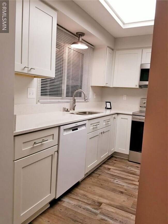 Building Photo - Awesome golden valley townhouse with 2 beds and 2.5 baths available 6/1/2024!