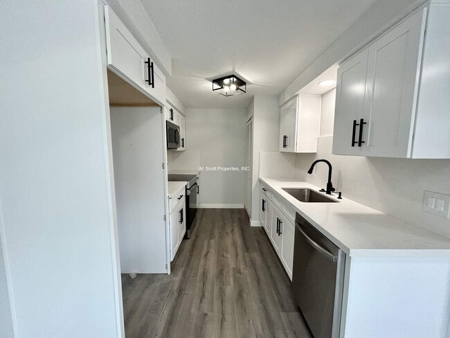 Building Photo - 3414 Woodside Dr