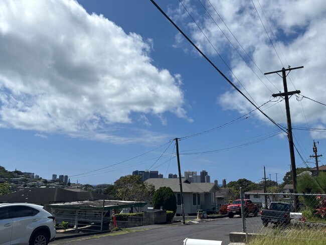 Building Photo - Excellent Studio in Pauoa with Parking