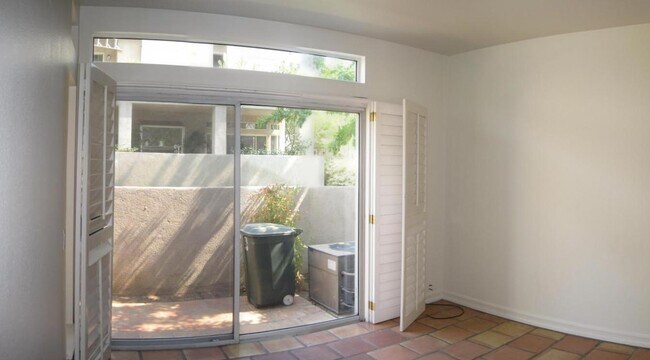 Building Photo - Arbor Park 2 Bedroom Lower Unit Condo in V...