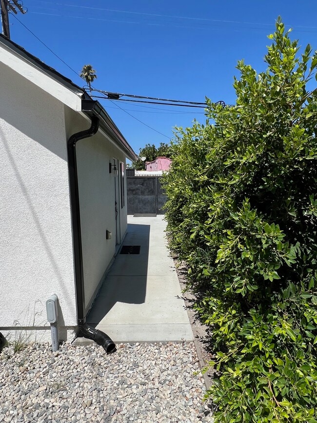 Building Photo - 2229 S Longwood Ave