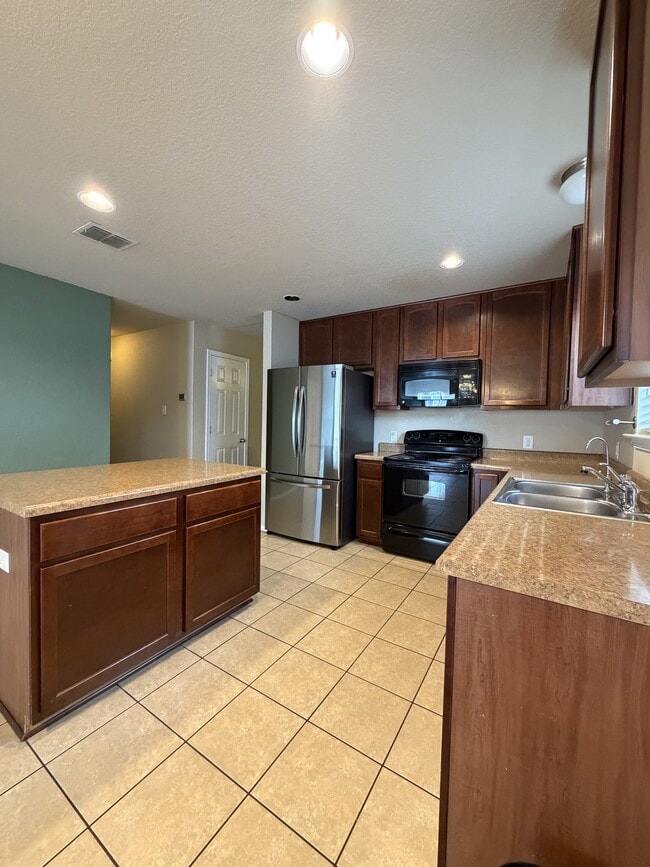Building Photo - 419 Dolly Dr