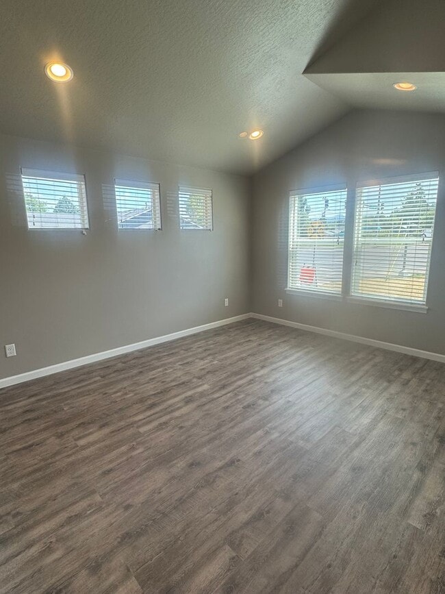 Building Photo - Beautiful 3 bedroom/2 bath tiny home in Co...