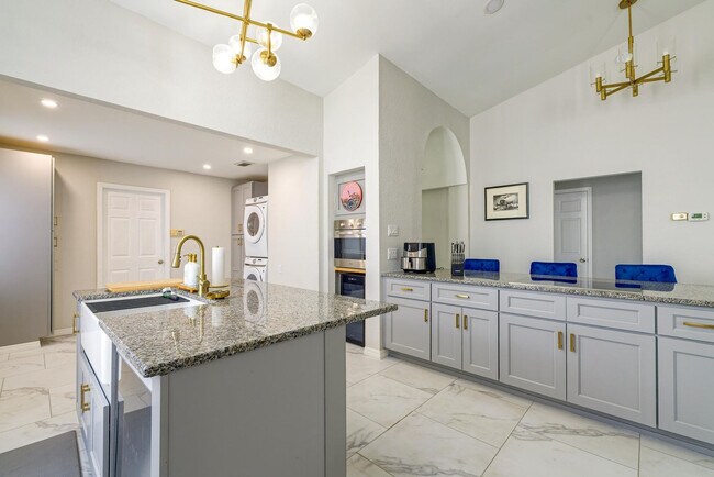 Building Photo - 3343 Bluffview Dr