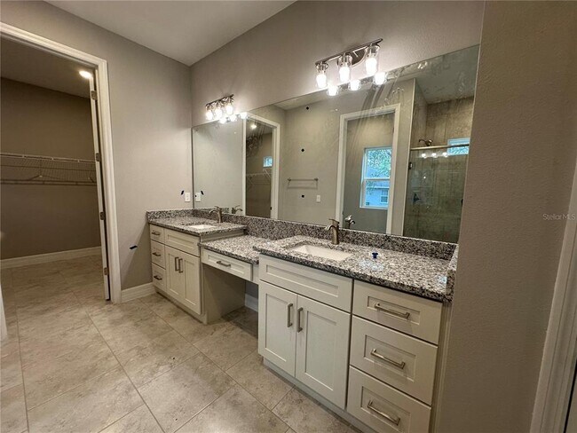 Building Photo - 9 Mimosa Ct W