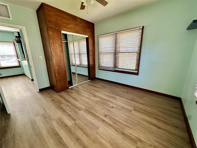 Building Photo - 11 SW 11th Ave