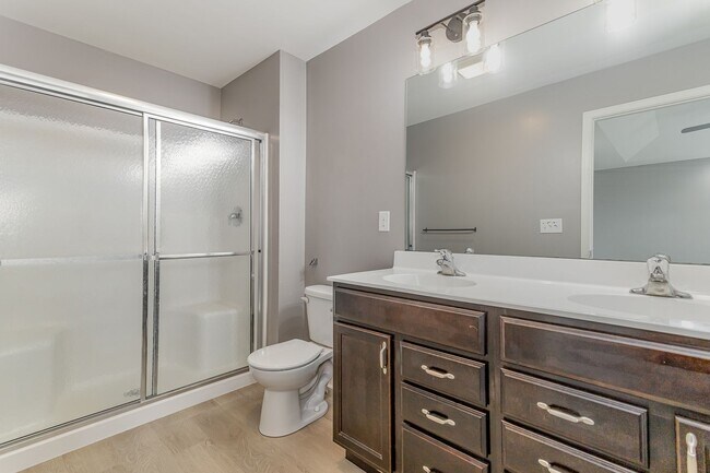 Building Photo - Welcome to this charming 3 bedroom, 2.5 ba...