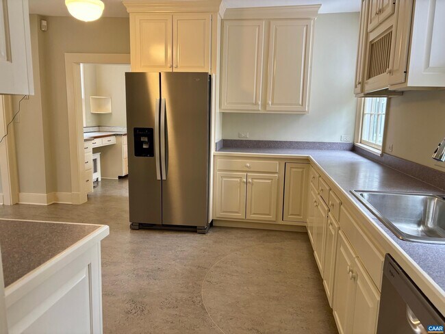 Building Photo - 800 Glendower Rd