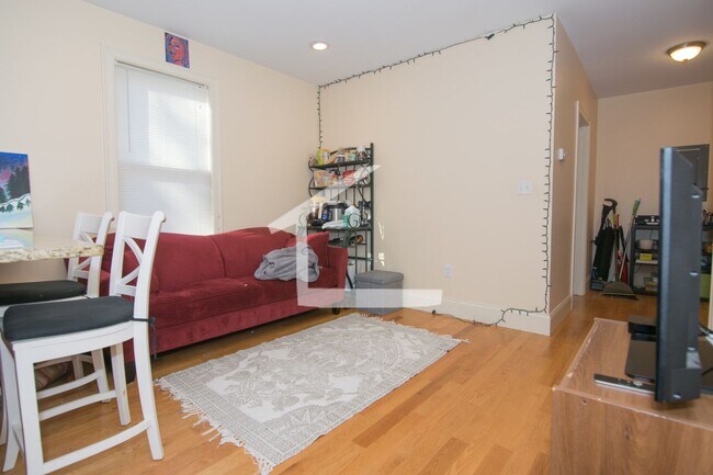 Building Photo - Modern Apt with Laundry In Unit, Stainless Steel Appliances and NO FEE!