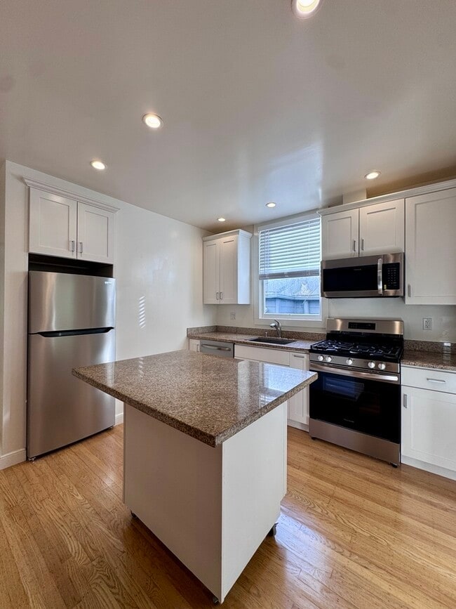 Building Photo - 184 Pixley St