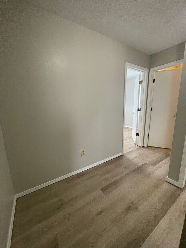 Building Photo - 531-B N Oak Grove Ave