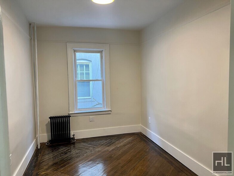 Building Photo - 4BR 1BA Floor Through Classic 7 w/ Parking...