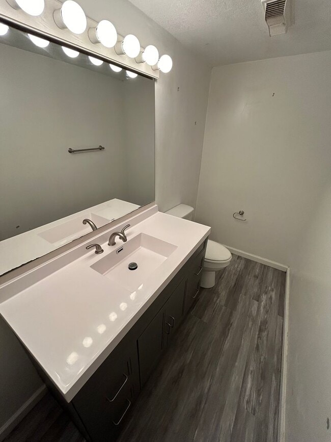 Building Photo - COMING SOON! 3 Bed 1.5 Bath 1 Car Garage $...