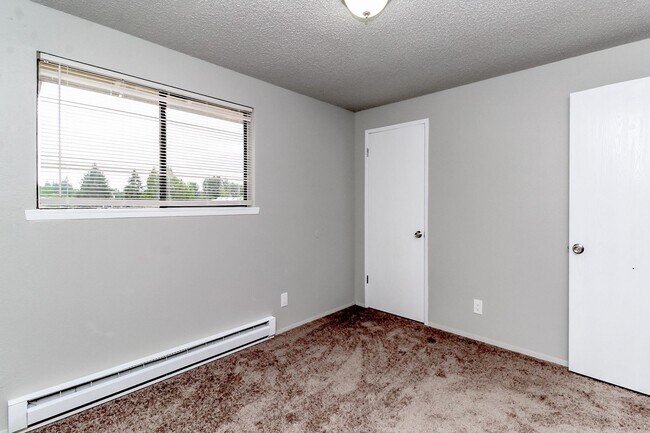 Interior Photo - 211 Pattison St NE