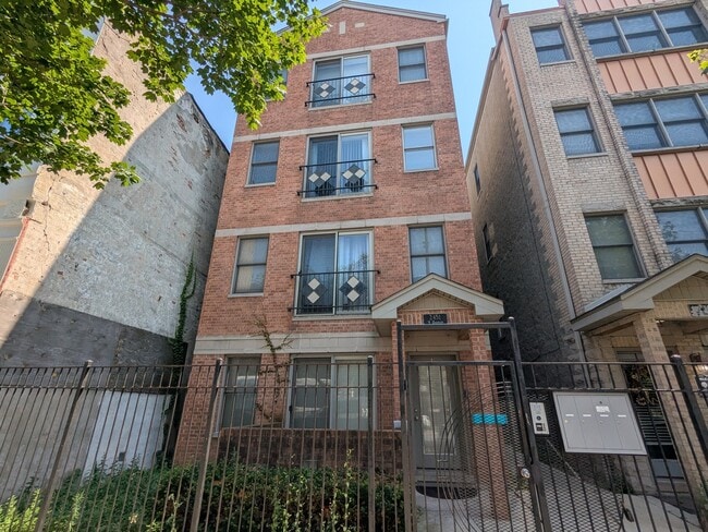Primary Photo - 2451 W Harrison St