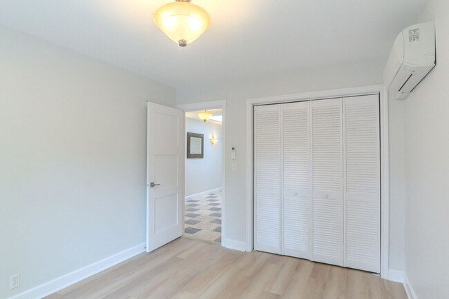 Building Photo - 3bd/1.75ba Seattle Home