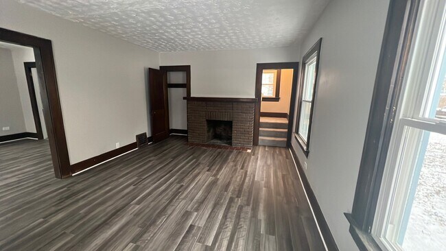 Building Photo - 943 Delia Ave