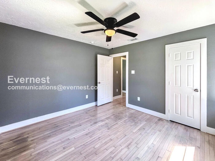 Building Photo - 413 Brown Dr
