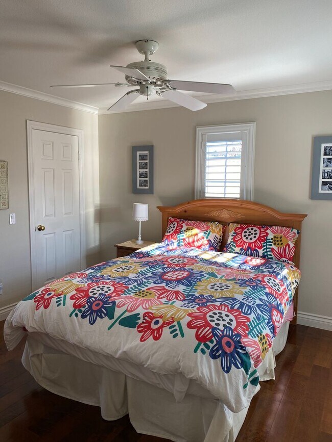 Building Photo - Private Courtyard Entry & Expansive Backyard Oasis