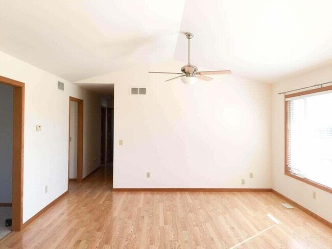 Building Photo - 105 Prairie Dr