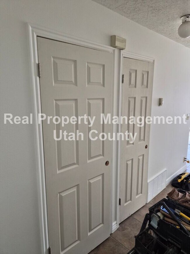 Building Photo - 747 Hanover Dr