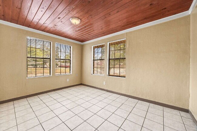 Building Photo - Convenient Living! 3 Bedroom Triplex with Driveway Parking