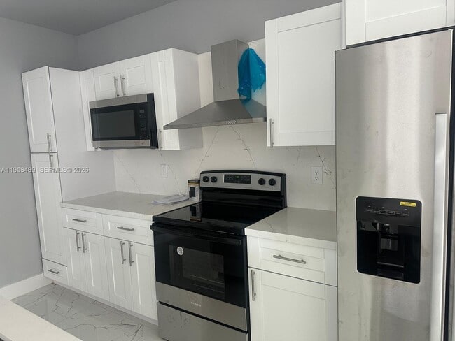 Building Photo - 868 Cervantes St E