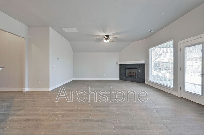 Building Photo - 2140 N Everest Ave