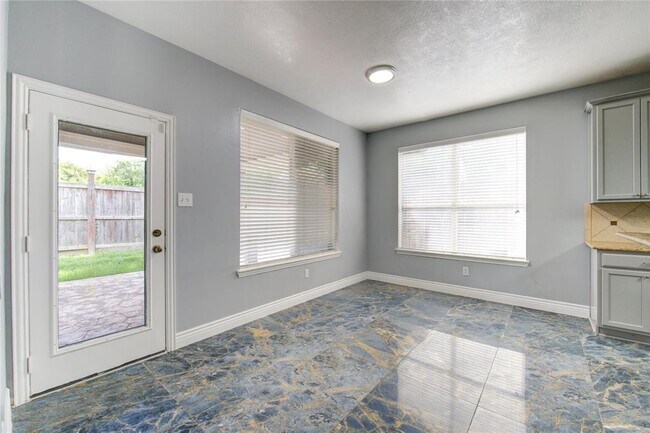 Building Photo - 5002 Laura Lee Ln