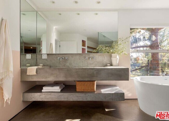 Building Photo - 2500 Zorada Dr