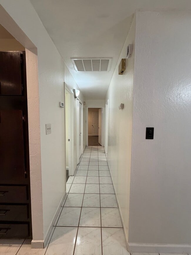 Building Photo - Move in ready 3 Bd 2BA home in upper NE Bakersfield