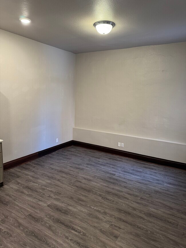 Building Photo - Western Building