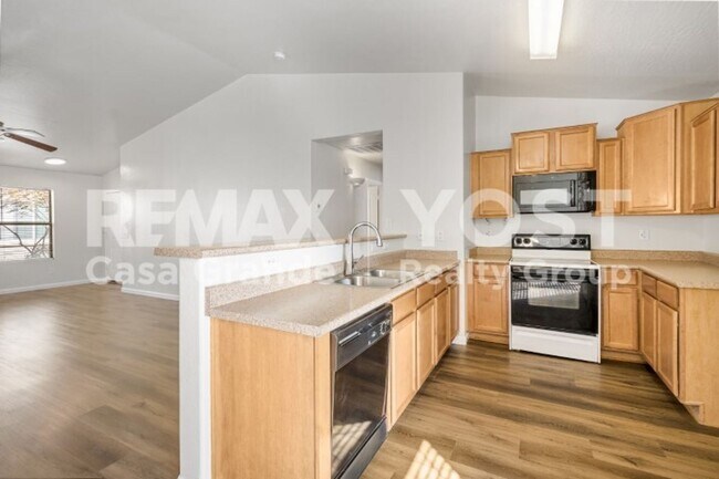 Building Photo - Sunshine, Space & a Backyard to Enjoy!