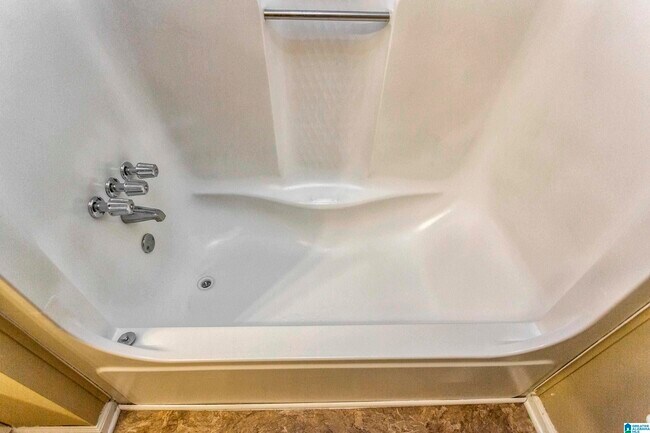 Building Photo - 5849 Janet Dr